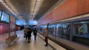 27 Eylül 2022. Münih. Almanya. Metro treni U2 hattındaki Messestadt West metro istasyonuna yanaşıyor. Messe Munchen yakınlarındaki U-Bahn istasyonunun içi. Toplu taşıma. 