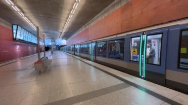 27 Eylül 2022. Münih. Almanya. Metro treni U2 hattındaki Messestadt West metro istasyonuna yanaşıyor. Messe Munchen yakınlarındaki U-Bahn istasyonunun içi. Toplu taşıma. 
