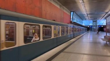 27 Eylül 2022. Münih. Almanya. Metro treni U2 hattındaki Messestadt West metro istasyonuna yanaşıyor. Messe Munchen yakınlarındaki U-Bahn istasyonunun içi. Toplu taşıma. 