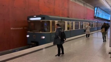 27 Eylül 2022. Münih. Almanya. Metro treni U2 hattındaki Messestadt West metro istasyonuna yanaşıyor. Messe Munchen yakınlarındaki U-Bahn istasyonunun içi. Toplu taşıma. 