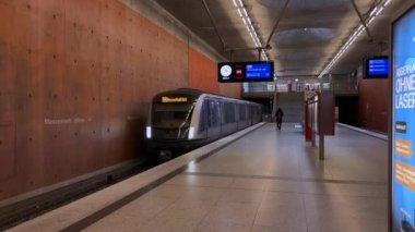 27 Eylül 2022. Münih. Almanya. Metro treni U2 hattındaki Messestadt West metro istasyonuna yanaşıyor. Messe Munchen yakınlarındaki U-Bahn istasyonunun içi. Toplu taşıma. 