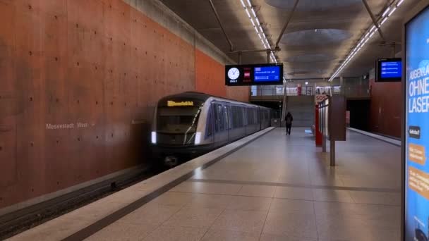 Septembre 2022 Munich Allemagne Métro Arrive Quai Station Métro Messestadt — Video