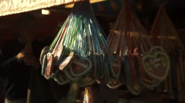 23 Eylül 2022. Münih, Almanya. Ekim Festivali bira festivali. Tezgahtakiler zencefilli çörek arıyor. Canstatter Wasen 'da zencefilli kek kalbi. Geleneksel zencefilli kurabiye kalpleri. Lebkuchenherzen. 