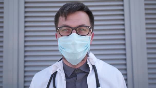 Médico Cansado Con Una Sonrisa Nerviosa Quita Las Gafas Máscara — Vídeo de stock