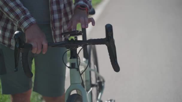 Ciclista Caminando Cerca Bicicleta Está Charlando Línea Parque Con Clima — Vídeo de stock