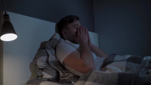 Αϋπνία Άνθρωπος Που Υποφέρει Από Πονοκέφαλο Ημικρανία Τρίβει Μάτια Και — Αρχείο Βίντεο