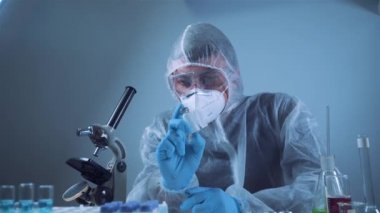 Coronavirus için ilaç geliştirme ve arama. Kimyager enjeksiyon için antibiyotik tozu ampulünü inceliyor. Bakteriyel enfeksiyonu ilaçlarla tedavi etmek. Covid 19 sağlık ve tedavi kavramı