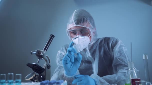 Opracowanie Poszukiwanie Leku Dla Koronawirusa Chemik Badający Ampułkę Antybiotykiem Proszku — Wideo stockowe