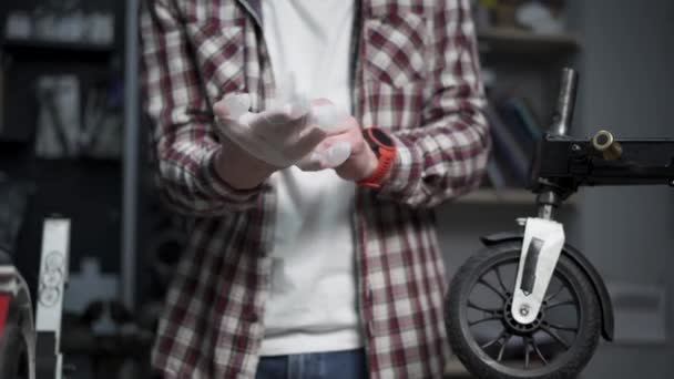 Mecânico Bicicletas Usa Luvas Proteção Borracha Mão Antes Verificar Reparar — Vídeo de Stock