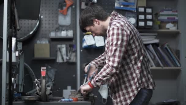 Mécanicien Professionnel Travaille Dans Garage Utilise Étau Banc Pour Serrer — Video