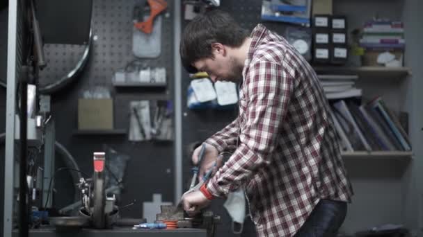 Profesionální Mechanik Pracuje Garáži Používá Lavicový Svěrák Upnutí Náhradní Díly — Stock video