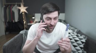 Mutlu bir adam arkadaşını arar ve ona iyi haberi verir. Ben de bir baba olacağım. O hamile. - Bebeğimiz olacak. İyi haberlerim var. Erkek gebelik testi yaptırır ve neşeyle arkadaşını arar.. 