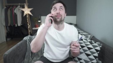 Bir adam bebek testi yaptırır ve mutlu bir şekilde arkadaşını arar. İyi bir baba olacağı haberini verir. Mutlu adam arayıp hamile olduğunu, ebeveynlik yapacağımızı söyledi. Adam hamilelik testinin negatif çıkmasından memnun.. 