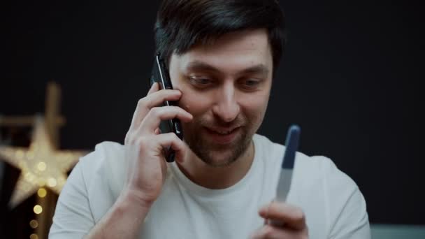 Uomo Felice Chiama Amico Gli Buona Notizia Diventero Papa Incinta — Video Stock