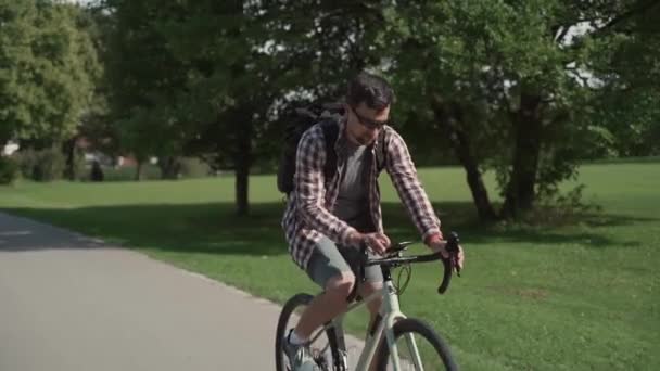 Ciclista Utiliza Aplicación Teléfonos Inteligentes Manillar Bicicleta Para Navegar Mientras — Vídeos de Stock