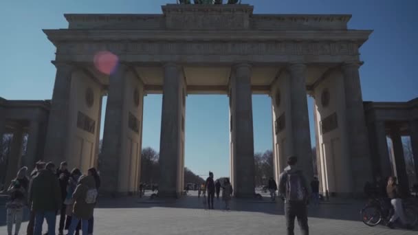 Maart 2022 Duitsland Berlijn Brandenburger Tor Toeristen Wandelen Een Zonnige — Stockvideo