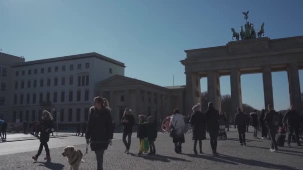 Μαρτίου 2022 Γερμανία Βερολίνο Μπράντενμπεργκερ Τορ Τουρίστες Περπατούν Μέσα Από — Αρχείο Βίντεο