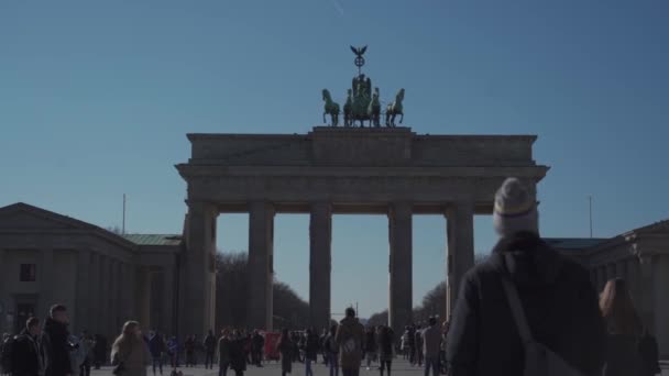 Marzo 2022 Germania Berlino Brandenburger Tor Turisti Passeggiano Attraverso Una — Video Stock