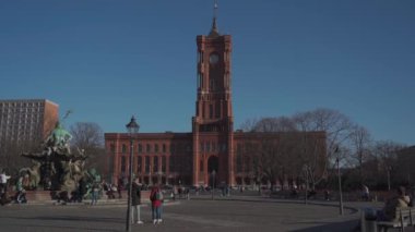 10 Mart 2022. Almanya. Berlin. Belediye binası. Rotes Rathaus. Berlin Belediye Binası. Rathaus 'u Alexanderplatz' a yönlendir. Berlin 'in merkezindeki ünlü Kızıl Salon. 