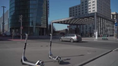 9 Mayıs 2022. Almanya. Berlin. Potsdamer Platz Bahnhof. Berlin Potsdamer Platz tren istasyonunun ana girişi. Deutsche Bahn. Berlin 'in merkezinde kamusal alan ve trafik kavşağı. 