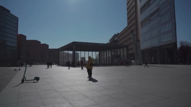 2022年5月9日 Potsdamer Platz Bahnhof 柏林Potsdamer Platz火车站的主要入口 德国铁路公司柏林市中心的公共广场和交通交叉口 — 图库视频影像