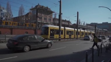 11 Mart 2022. Berlin. Almanya. Şehir tramvayı ilkbaharda Berlins şehrinin sokaklarından geçiyor. Tramvay hattındaki modern sarı tramvaylar. BVG Berlin 'in ana toplu taşıma şirketidir.. 