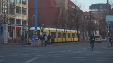 11 Mart 2022. Berlin. Almanya. Şehrin sarı tramvayı ilkbaharda Berlin sokaklarından geçer. Sarı toplu taşıma tramvayı şehirden geçiyor. BVG Berlin 'in toplu taşıma şirketidir.