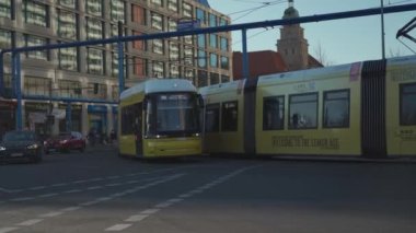 11 Mart 2022. Berlin. Almanya. Şehrin sarı tramvayı ilkbaharda Berlin sokaklarından geçer. Sarı toplu taşıma tramvayı şehirden geçiyor. BVG Berlin 'in toplu taşıma şirketidir.
