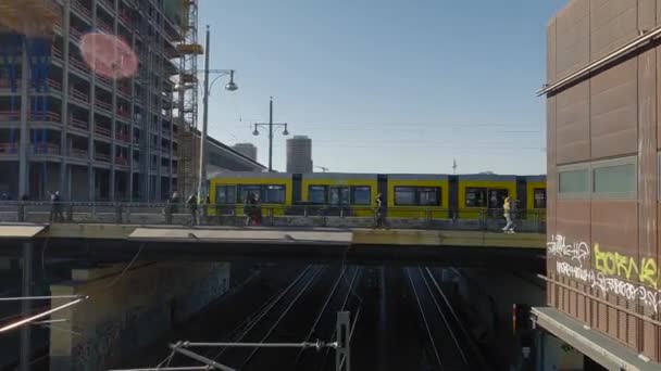 Marzo 2022 Berlín Alemania Tranvía Urbano Amarillo Recorre Las Calles — Vídeo de stock