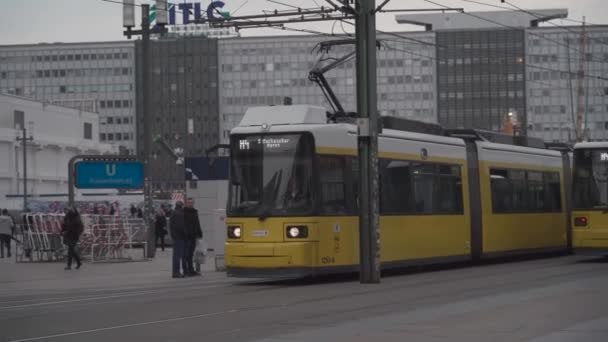 Marzo 2022 Berlín Alemania Transporte Público Municipal Berlín Tranvía Amarillo — Vídeos de Stock