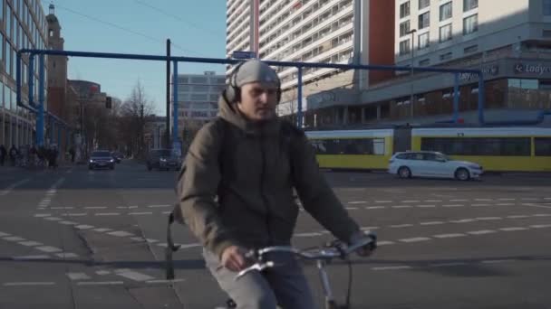Marzo 2022 Berlín Alemania Tranvía Urbano Amarillo Recorre Las Calles — Vídeos de Stock