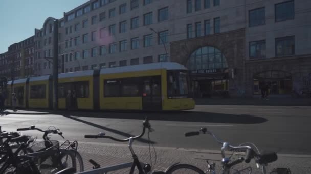 Maart 2022 Berlijn Duitsland Stadsgele Tram Rijdt Lente Door Straten — Stockvideo