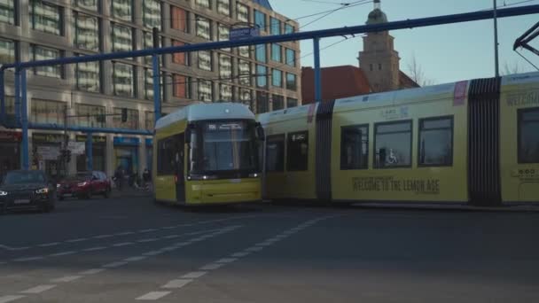 Marzo 2022 Berlín Alemania Tranvía Amarillo Ciudad Pasa Por Las — Vídeo de stock