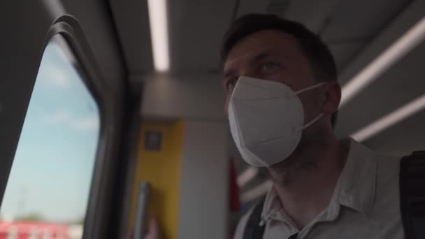 Homem Triste Cansado Com Uma Máscara Viajando Trem Ferroviário Porta — Vídeo de Stock