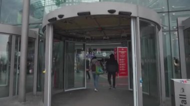 7 Mart 2022. Almanya. Berlin. Berlin Tren İstasyonu. Hauptbahnhof. Dış görünüş, dış görünüş. Berlin Merkez Tren İstasyonu dışarıdan izlendi. Almanya 'da toplu taşıma. Berlinli Verkehrsbetriebe. 