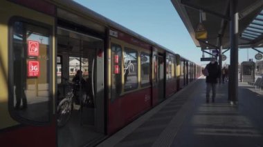 15 Mart 2022. Berlin. Almanya. Bahn-Bahn Berlin banliyö treni. Berlin 'de toplu taşıma. Deutschland 'daki sarı banliyö hızlı servis banliyösü tren yolu. Deutsche Bahn. BVG. Altyapı. 