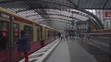 15 Mart 2022. Berlin. Almanya. Bahn-Bahn Berlin banliyö treni. Berlin 'de toplu taşıma. Deutschland 'daki sarı banliyö hızlı servis banliyösü tren yolu. Deutsche Bahn. BVG. Altyapı. 