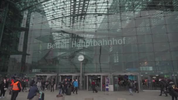 2022年3月7日 ドイツだ ベルリンだ ベルリン駅 ハップバーンホフ ベルリン中央駅から外から見た ドイツの公共交通機関 ベルリナー ヴェルケルスベリービー — ストック動画