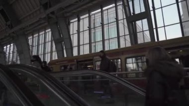 15 Mart 2022. Berlin. Almanya. Bahn-Bahn Berlin banliyö treni. Berlin 'de toplu taşıma. Deutschland 'daki sarı banliyö hızlı servis banliyösü tren yolu. Deutsche Bahn. BVG. Altyapı. 