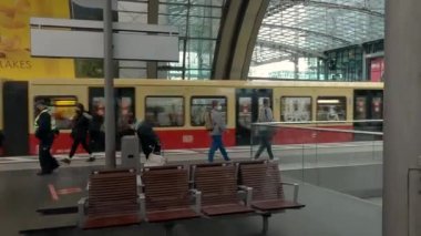 15 Mart 2022. Berlin. Almanya. Bahn-Bahn Berlin banliyö treni. Berlin 'de toplu taşıma. Deutschland 'daki sarı banliyö hızlı servis banliyösü tren yolu. Deutsche Bahn. BVG. Altyapı. 