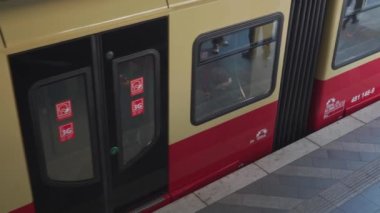 15 Mart 2022. Berlin. Almanya. Bahn-Bahn Berlin banliyö treni. Berlin 'de toplu taşıma. Deutschland 'daki sarı banliyö hızlı servis banliyösü tren yolu. Deutsche Bahn. BVG. Altyapı. 