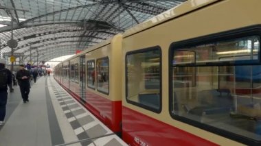 15 Mart 2022. Berlin. Almanya. Bahn-Bahn Berlin banliyö treni. Berlin 'de toplu taşıma. Deutschland 'daki sarı banliyö hızlı servis banliyösü tren yolu. Deutsche Bahn. BVG. Altyapı. 