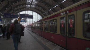 15 Mart 2022. Berlin. Almanya. Bahn-Bahn Berlin banliyö treni. Berlin 'de toplu taşıma. Deutschland 'daki sarı banliyö hızlı servis banliyösü tren yolu. Deutsche Bahn. BVG. Altyapı. 