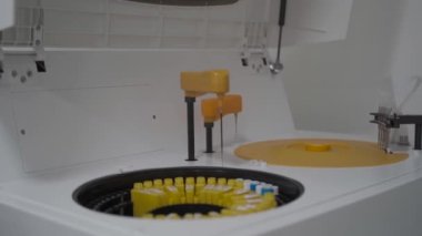 Hastane laboratuvarları, otomatikman biyokimyasal analiz cihazı. Otomatik örnekleyici, bilimsel enstrüman, bilim laboratuarı. Modern bir hastanede tıbbi testler için yuvarlak otomatik cihaz. Tıpta robotik araç