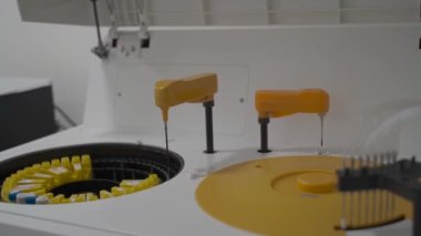 Kan santrifüjleme ve idrar tahlili için modern robot makinesi. Hastane laboratuvarları, otomatikman biyokimyasal analiz cihazı. Yuvarlak otomatik tıbbi testçi. Karmaşık yuvarlak aparatlar, laboratuvar ekipmanları. 