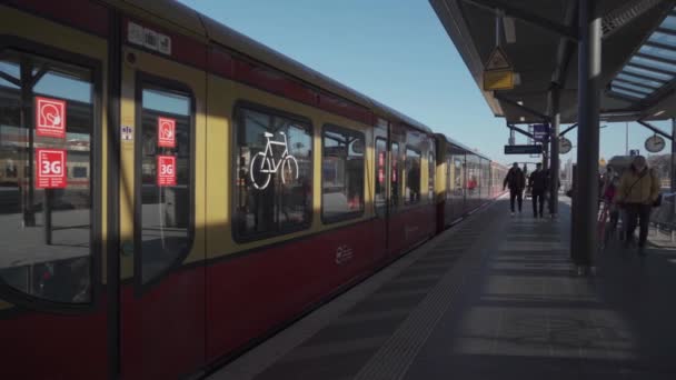 Mars 2022 Til Berlin Tyskland Bahn Berlin Forstadstog Kollektivtransport Berlin – stockvideo
