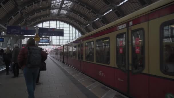 Mars 2022 Til Berlin Tyskland Bahn Berlin Forstadstog Kollektivtransport Berlin – stockvideo