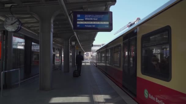 2022年3月15日 ベルリンだ ドイツだ Sバーンベルリン郊外電車 ベルリンの公共鉄道輸送 ドイツの黄色の郊外高速通勤鉄道 ドイツ バーン Bvg インフラ — ストック動画