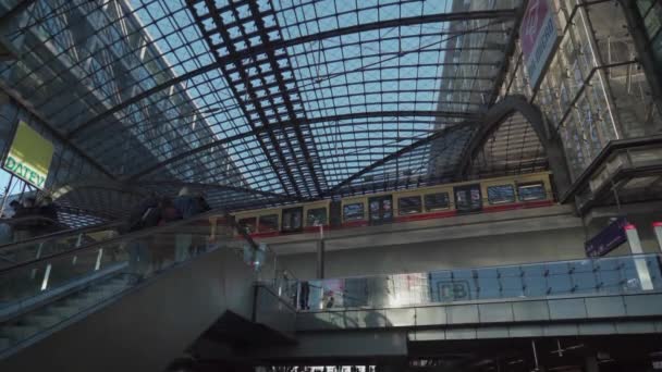 2022年3月15日柏林 柏林郊区的S Bahn火车柏林的公共交通 德国的黄色郊区快速通勤铁路 德国铁路公司Bvg 基础设施 — 图库视频影像