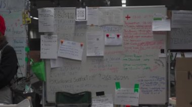 12 Mart 2022. Berlin. Almanya. Berlin 'deki merkez istasyonda Ukraynalı mültecilere yardım etmek. Gönüllüler Hauptbahnhof 'taki savaştan kaçan insanlara yardım ediyor. Ana demiryolu terminalinde Ukraynalı mültecilerle ilgilenmek. 